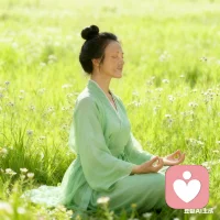 成年人最大的自愈，
是学会不再纠结别人的态度，
不再内耗那些得不到回应的情绪。
 
慢慢你会明白，
不必强求被理解，不必刻意去讨好。
安静做好自己，看淡人情冷暖，
把情绪调成静音模式，
好好爱自己，就是余生最好的归宿。
 
#情绪治愈 #人间清醒 #内心成长 #给力心理