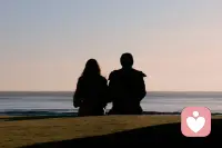 不是不爱，是爱得有点累了，像攥着块融化的冰。你的心事，我愿意倾听。