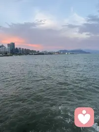 人际交往中，我们容易因初步好感产生主观滤镜，不自觉放大他人优点，弱化不足之处。理性看待身边人与事，才能跳出固有偏见，看清真实本质。配图