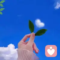 允许自己不完美，是治愈的开始

你有没有过这样的时刻：
深夜躺在床上，脑子停不下来，反复回想白天的一句话、一件小事，越想越自责；
明明已经很努力，却总觉得不够好，怕辜负期待，怕被人看穿脆弱；
情绪低落时，还要硬撑着说“我没事”，把难过藏在无人看见的角落。

我们总被要求“坚强”“乐观”“懂事”，却忘了，你首先是你自己，其次才是别人眼中的角色。

情绪从来不是敌人。焦虑，是你对未来的在意；难过，是你对失去的珍重；疲惫，是身体在提醒你该停下来歇一歇。不必强迫自己时刻正能量，不必压抑每一次想哭的冲动，允许自己脆弱，允许情绪流淌，才是对自己最大的温柔。

生活不会一直顺风顺水，就像天空不会永远晴朗。偶尔的阴天、暴雨，都是常态。你不必逼自己立刻走出低谷，不必强求所有事情都有完美结局。慢慢来，允许一切发生：允许遗憾，允许失去，允许努力没有立刻有回报，允许自己就是一个普通人。

真正的治愈，从来不是强行快乐，而是和自己和解。
接受自己的不完美，接受偶尔的失控，接受生活的不圆满。当你不再和自己对抗，不再苛责自己，心就会慢慢松下来。

你要记得，你已经很勇敢了。
扛过那些无人问津的日子，熬过那些辗转难眠的夜晚，哪怕跌跌撞撞，也一直在往前走。你的存在本身，就值得被爱，值得被温柔以待。

从今天起，试着对自己好一点：
累了就休息，不必硬撑；
难过就倾诉，不必隐藏；
想放弃就暂停，不必逼自己到底；
好好吃饭，好好睡觉，好好照顾那个一直努力的自己。

生活的温柔，藏在每一个接纳自己的瞬间里。
不必追赶别人的脚步，不必活成别人期待的样子，按自己的节奏，慢慢走，就很好。

愿你放下执念，原谅不完美的自己；
愿你内心安稳，被世界温柔以待；
愿你在平凡的日子里，找到属于自己的光，慢慢治愈，慢慢绽放。

你很好，真的。配图