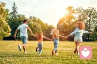 ——别让你的爱，变成孩子的“隐形枷锁”

傍晚接女儿放学，她攥着皱巴巴的数学卷子往我怀里钻：“妈妈，我这次没考好……”我正想开口说“没关系下次努力”，突然瞥见她睫毛上挂着泪，声音里带着颤——原来她早把“我是不是很笨”的担忧，藏进了这句轻描淡写的话里。

这让我想起咨询室里常听见的困惑：“我明明为他好，他怎么越来越叛逆？”“我讲了一百遍的道理，他怎么就是记不住？”其实，亲子教育最珍贵的不是“正确”，而是“看见”。

1. 先接住情绪，再处理问题

孩子闹脾气时，我们总急着“解决问题”：“这有什么好哭的？”“再闹就不要你了！”可脑科学研究发现，当人处于情绪风暴中，负责理性思考的前额叶会暂时“罢工”。此时最该做的，是蹲下来平视他的眼睛：“我知道你现在特别委屈/生气/害怕，这种感觉一定很难受。” 情绪被接住的孩子，才会愿意听你说“那我们试试……”。

2. 少点“为你好”的剧本，多问“你想怎样”

我们总习惯替孩子规划人生：学钢琴、练书法、上奥数班……却很少问：“你真正喜欢什么？” 心理学中的“自我决定理论”指出，当一个人拥有“自主感”，才会产生内在动力。与其说“你必须考进前10名”，不如说：“你对哪科最感兴趣？我们一起定个小目标？” 被尊重选择权的孩子，才会在未来主动为自己负责。

3. 允许“不完美”，才是最高级的爱

我曾在家长会上见过一位爸爸，他举着儿子画得歪歪扭扭的“全家福”说：“这是他第一次用彩铅，虽然脸都涂到外面了，但他告诉我‘爸爸的头发像云朵’——我太喜欢这个版本了。” 孩子不需要“完美父母”，也不需要“完美自己”。当他知道“即使做不好，爸爸妈妈也爱我本来的样子”，才会敢去尝试、去突破。

教育学家苏霍姆林斯基说：“没有爱，就没有教育；但只有爱，也不够。” 真正的给力，是学会用“心理视角”看孩子：他不是一张白纸任我们涂抹，而是一颗正在抽芽的种子，需要阳光的温度、雨露的耐心，更需要我们弯下腰，看看他眼里的世界。

今晚回家，不妨放下“教育者”的姿态，对孩子说：“今天你最开心/最不开心的事是什么？我想听。” 也许你会发现，那些被我们忽略的“小情绪”“小想法”，正是他成长中最珍贵的信号。

毕竟，最好的亲子关系，从来不是“我教你长大”，而是“我陪你成为你自己”。配图