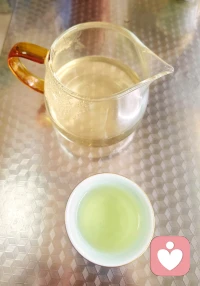 日子难免一地鸡毛、琐碎庸常。
不必困于眼前的疲惫与遗憾，
一半烟火谋生，一半诗意养心。
带着温柔与热爱，奔赴诗和远方。配图