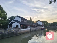 千里江南风月，满目黛瓦白墙
小桥流水人家，清风漫过街巷
误入水墨画卷，沉醉江南温柔