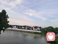 千里江南风月，满目黛瓦白墙
小桥流水人家，清风漫过街巷
误入水墨画卷，沉醉江南温柔