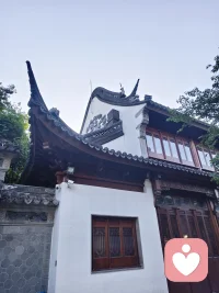 千里江南风月，满目黛瓦白墙
小桥流水人家，清风漫过街巷
误入水墨画卷，沉醉江南温柔