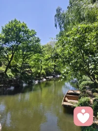 千里江南风月，满目黛瓦白墙
小桥流水人家，清风漫过街巷
误入水墨画卷，沉醉江南温柔