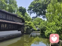 千里江南风月，满目黛瓦白墙
小桥流水人家，清风漫过街巷
误入水墨画卷，沉醉江南温柔