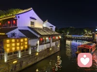 千里江南风月，满目黛瓦白墙
小桥流水人家，清风漫过街巷
误入水墨画卷，沉醉江南温柔