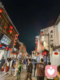 千里江南风月，满目黛瓦白墙
小桥流水人家，清风漫过街巷
误入水墨画卷，沉醉江南温柔