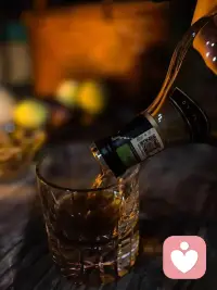 深夜的来电，是白昼不敢流的泪。
每一声沉默，每一次哽咽，
都藏着没被看见的疲惫。
不评判，不催促，只稳稳接住，
让情绪有处可去，让你有处可依。