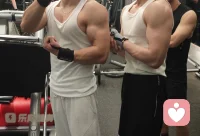 把汗水留在健身房，把疲惫和坏情绪一起消耗掉💪
器械是沉默的伙伴，镜子里的自己是最好的见证。
自律不是苦行，是让身体和心情都慢慢变轻盈的魔法✨
每一次发力，都是在和更舒展的自己相遇。
 
 