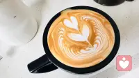 这杯咖啡的拉花，像在奶泡上开出了一朵温柔的花。
就像我在倾听的每一段心事，那些翻涌的情绪，终会被慢慢抚平，变成清晰又柔软的纹路。
我在这里，等你把故事慢慢说给我听。配图