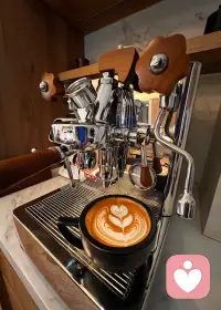 我愿意做你安静的倾听者。
不评判、不打断、不着急给建议，
只是稳稳接住你的情绪，
让你可以放心把心里的话慢慢说出来。

被看见、被理解、被温柔以待，
本身就是一种治愈。
你不必坚强，也不用假装，
在这里，你可以安心做自己。

愿每一份情绪都有归处，
每一颗心都能被温柔倾听。💛配图