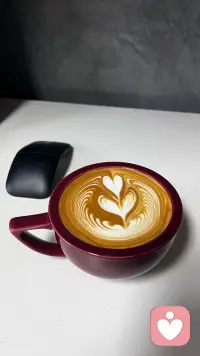 今天的拉花终于有点样子了☕
做倾听师这几年，越来越觉得：
人其实不需要太多大道理，
就像这杯咖啡，不用多高级，
热的、香的，能暖到胃里就够了。

很多时候来访者坐下来，
说的都是些“鸡毛蒜皮”：
工作挨了骂、孩子不听话、
半夜醒了再也睡不着……
但这些“小事”，
才是压在心上的石头啊。

我能做的，就是安安静静听着，
像这杯咖啡陪着我一样，
陪着他们把情绪慢慢倒出来。
你看，奶泡都能开出花来，
咱们的日子，也总会慢慢好起来的配图