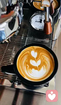 ☕ 一杯拉花，是给自己的温柔仪式。
就像我在倾听时，总习惯先慢下来，让情绪在奶泡与咖啡的交融里慢慢舒展。
不必急着倾诉，也不用强迫自己坚强。
在这里，你可以像这杯咖啡一样，带着纹路与褶皱，被全然看见、温柔接住。
#倾听师的日常 #情绪疗愈 #咖啡治愈配图
