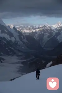 走过K2徒步的山路，我更懂人生的起伏。
现在我成为一名倾听师，愿意陪你把情绪、压力、困惑一点点卸下。
不评判、不敷衍，用我走过的路、看过的景，换你能安心说的一分钟。
你累了吗？来，我听你。配图