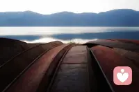 锈迹斑斑的旧船搁浅在洱海边，像被时光遗忘的心事。
湖面安静得像一双倾听的耳朵，接住所有翻涌的情绪。
你不必逞强，也不用伪装。
在这里，我会像这片湖一样，耐心接住你所有没说出口的疲惫与迷茫。配图