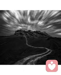 我是一名倾听师，见过太多人把心事藏在深夜里。
直到站在俄博梁，才发现荒野才是最温柔的倾听者。
车辙蜿蜒向魔鬼的领地，流云把时间拉成丝，风会接住所有没说出口的情绪。
如果你也有无法言说的疲惫，不妨看看这条路——
它会告诉你：所有沉默，都值得被听见。配图