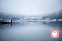 日本的无名湖畔，雪雾里站着一个人。
就像此刻的你，不必逞强，我在这里，听你把所有的痛慢慢说出来。配图