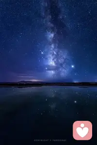 🌌 这面湖把银河都装下了，可它依然平静，因为它知道，真正的安稳，从来不是靠另一片星光来照亮。
婚外情就像这夜空里最亮的那颗星，耀眼却短暂，看似给了你温暖，实则会让你在天亮后，失去原本拥有的整个世界。
你以为是遇见了真爱，其实是在逃避婚姻里的疲惫；你以为是找到了救赎，不过是把自己推向了更深的漩涡。
别再用“身不由己”骗自己，也别用“他懂我”麻醉自己。
真正的爱，从来不需要躲在黑暗里，真正的救赎，只能来自于你对自己的接纳和清醒。
如果你正困在这段关系里，我愿意做你的倾听者，陪你一起撕开迷雾，找回那个能在阳光下好好生活的自己。配图