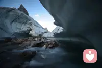 在K2的冰川下，时光也慢成了这流动的水。就像我们走过的岁月，有过坚硬的冰峰，也有过温柔的流淌。老人的皱纹里藏着半生故事，婚姻的裂痕里也埋着曾经的温热。别急着赶路，坐下来，把那些没说出口的委屈与牵挂，慢慢讲给我听。我会像这冰川一样，稳稳接住你的情绪。配图