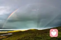 整理照片时，意外发现这张存了十年的反云隙光。
都说“十年一遇光影”，它像极了我们在低谷期时，忽然而至的那一丝希望。
今天的热搜让人感慨。人到中年，最大的智慧或许不是“无限冲刺”，而是懂得“停顿”。
就像这束穿透云层的光，它不是一直耀眼，而是积蓄力量后，温柔落下。
身体是底线，情绪是底气。
累了就停一停，不用时刻紧绷。
我是倾听师，愿意陪你去看见生活里，那些不常出现的光。
🌿 累了，来听我说。

#倾听师 #治愈系风景 #反云隙光 #摄影感悟 #自我疗愈配图
