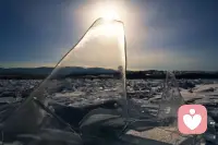 人到中年，就像这冰棱。
看起来坚硬透明，实则一碰就碎。
上有老下有小，不敢病、不敢倒，连失业都要藏在口罩后面。
那些凌晨三点的失眠，那些对着简历反复修改的无力，那些怕被家人看穿的强颜欢笑——
我都懂。
我是倾听师，
不评判、不说教，只做你情绪的容器。
如果你累了，来和我说说话吧。
哪怕只是吐槽一句“真的好难”，也没关系。配图