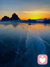 那些藏在冰层下的亲子心事
   贝加尔湖的冰面，像极了我们和孩子之间的关系。
   表面平整光滑，连风都吹不起波澜，可冰层下藏着多少没说出口的话，只有我们自己知道。
是孩子欲言又止的委屈，是父母欲说还休的担忧，是一次次争吵后留下的裂纹，是想靠近却又缩回的手。
    我们总忙着讲道理、提要求，却忘了先蹲下来，听听冰层下的声音。
    作为倾听师，我想做那个帮你凿开冰面的人，让温暖的阳光照进彼此心里，让爱重新流动。