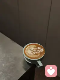 原来最上头的多巴胺，从来不是一杯咖啡给的。
是她抬眼撞进他视线的瞬间，是她故意凑过去说悄悄话时的呼吸相触，是她指尖不经意擦过他手腕的那一秒，是明明什么都没发生，她的心脏却已经在胸腔里狂跳，连呼吸都带着甜的暧昧。

那种她忍不住想靠近、忍不住想逗他、忍不住想让他眼里只有她的冲动，全是多巴胺在疯狂作祟。
原来成年人最顶级的浪漫，是她主动向他发出的每一个信号，都藏着满溢的、只给他的多巴胺。💌配图