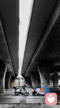 钢筋水泥的城市里，你也可以拥有一方温柔的栖息地。
我是你的专属倾听师，专治女性的各类困惑。
无论是亲密关系的拉扯，还是自我价值的怀疑，
别让焦虑困住你，被看见，是治愈的开始。
你的心事，我来承接；你的前路，我陪你闯。配图