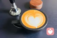 ☕️ 一杯千层心，读懂清明的倾听

拉这杯千层心时突然懂了：清明从来不是告别，是一场跨越时空的倾听。

祖先不是遥远的符号，是我们的根，是家族故事里没说出口的牵挂。
作为倾听师，我见过太多人在清明里，和祖辈的遗憾、愧疚、思念和解。

就像拉花要稳，和祖先的联结也不用刻意。
静下心，听听来路的声音，带着他们的爱，好好走接下来的路。

#清明 #倾听师 #咖啡拉花 #心灵疗愈配图