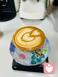 在恋爱里，最重要的能力不是解决问题，而是看见对方的情绪。很多时候，你不需要给出建议，只需要一句“我懂，我在”。真正的倾听，是让彼此在爱里感到安全——被听见，比被爱更治愈。配图