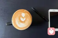 早上喝一杯咖啡，是给自己片刻放松；
找一个人认真倾听，是给心灵一份慰藉。
生活总有压力与烦恼，别一个人扛着。
如果你也喜欢咖啡，不妨来我这里停留片刻，
慢慢喝、慢慢聊，我会安静听你把心事说完。配图