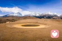 1、床上无性，床下无语。
2、有事说事，没事基本不联系。
3、晚上偶有的夫妻生活，也只是例行公事。
4、外人眼里基本和谐，自己眼里基本凑和。
5、没事不说话，一说话就吵架，吵完架就开始长久冷战。
6、同屋不同房，同房不同床；同床不同被，同被背靠背。
7、两个人即使同床睡一头，也是各玩手机，基本上把对方当“空气”。
8、夫妻间没有节日，没有约会，没有拥抱，没有接吻，连拉手都觉得别扭。
9、白天基本不打电话，晚上回家再晚从不发信息。
10、夫妻间没有话题，一天说不了几句话，聊的大部分还是孩子。
你认同吗？评论区聊聊配图