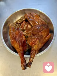 倾听的本质，藏在这只烧鸭腿的香气里：你渴望表达，就该拥有出口；你想要被听见，就该被温柔接住。那些憋着的情绪、没说出口的心事，其实都该像大口吃肉一样，坦然地释放出来。我是倾听师，我的工作就是做那个递筷子的人：想吃就咬，想讲就说，别委屈自己，我会耐心听完，陪你稳稳走过每一段情绪。💪配图