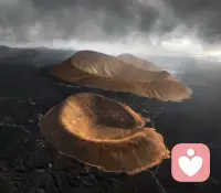 像散落大西洋的火山岛，家庭本是滋养心灵的根。与父母的情感链接，是我们一生安全感的来源。童年缺爱，成年后易陷自我怀疑、讨好内耗，不懂爱己也难爱人。我是倾听师，愿做你情绪的避风港，陪你梳理原生家庭的结，修补亲子裂痕，找回被爱的底气，让你在人生路上，不再孤单硬扛。配图