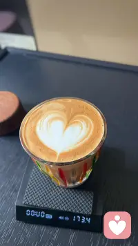 用一杯拉满爱心的咖啡，开启今天的倾听工作✨
奶泡的温柔，是给耳朵的预热； espresso的醇厚，是接住情绪的底气。
每一杯咖啡，都在为每一次倾听蓄力；每一颗真心，都值得被认真听见。
今天也做情绪的容器，用温柔，治愈每一个需要被看见的灵魂☕配图