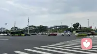 站在城市路口，对面就是周杰伦演唱会现场。
人山人海的热闹近在咫尺，而每个人心里，都藏着一首专属周董的歌。

人总会在无助迷茫、崩溃内耗，或是满心欢喜、倍感治愈的时刻，反复循环他的旋律。

想问问大家：在情绪低落、独自难熬，或是满心欢喜的时刻，循环最多的是周杰伦的哪首歌？✨配图