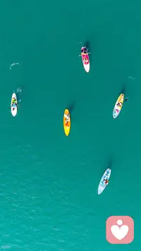 碧波之上，人人独自划行。
看似并肩同行，实则各有航道与心事。
生活亦是如此，很多孤独与疲惫，都只能独自承载。
我愿做你的情绪渡口，安静倾听、温柔接纳。
不必伪装坚强，在这里，所有情绪都值得被好好安放🌊