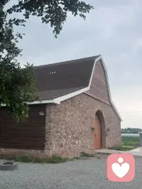 今天的工作地点，从小小的咨询室，挪到了田野边的石头房子旁。

风吹过稻田的声音，比空调外机安静得多。

我坐在树荫下，听着风，也听着那些藏在生活缝隙里的情绪。

有人说，咨询师像树洞，可今天我觉得，我们更像这片田野。
不评判，不催促，只是安安静静地存在着，让那些无处安放的情绪，有个地方可以落脚。

天色慢慢暗下来，今天的倾听就到这里啦。
世界继续热闹，我先在这片温柔里，歇一歇。🌾