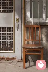 旧椅接住了午后的阳光，骑手驮着一捧温柔穿过城市的风。我们都在烟火里藏着无人知晓的褶皱，那些说不出口的委屈、撑不住的瞬间，不用再独自硬扛。我在这里，像这把椅子一样安静，像这束花一样柔软，接住你所有破碎的情绪。