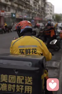 旧椅接住了午后的阳光，骑手驮着一捧温柔穿过城市的风。我们都在烟火里藏着无人知晓的褶皱，那些说不出口的委屈、撑不住的瞬间，不用再独自硬扛。我在这里，像这把椅子一样安静，像这束花一样柔软，接住你所有破碎的情绪。