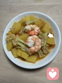 倾听师的晚餐日常：没有精致摆盘，只有一碗咖喱虾炖菜。白天装下别人的故事，晚上就被这口热乎的治愈。食物的香气，是最温柔的情绪出口。