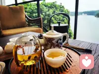 晨雾漫过湖面，茶香漫开的瞬间，好像所有的疲惫都被温柔接住了。
不必急着赶路，也不用强迫自己“好起来”，就像这杯茶，慢慢泡，慢慢喝，心事也可以慢慢说。
我在这里，安静等你。