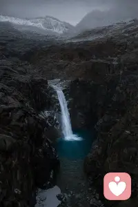 西藏依嘎冰川
走入依嘎冰川，便闯入现实版的冰雪秘境。冰舌褶皱如大地的掌纹，瀑布融水撞碎深谷的寒雾，雪枝在天光里凝成无言的诗行。风过了，时间却慢了。