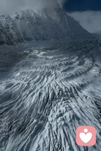 西藏依嘎冰川
走入依嘎冰川，便闯入现实版的冰雪秘境。冰舌褶皱如大地的掌纹，瀑布融水撞碎深谷的寒雾，雪枝在天光里凝成无言的诗行。风过了，时间却慢了。