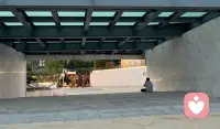 有时候困住我们的，不是情绪本身，是那间不肯离开的房间。
与其独坐反复内耗，不如走出来，哪怕只是找个陌生的角落坐一会儿，看看路过的风，听听远处的人声。
世界没那么吵，你也没那么糟。🌿配图