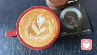 还是不例外，早上起来依然要为自己做一杯咖啡。
今天有点着急，奶泡打稀了，进气量也少了，拉花算不上完美。
就像生活里那些不完美的时刻，接受它，也是和自己和解的方式。☕️配图