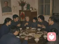 看着两张旧照片，忽然懂了老一辈的团圆。
桌上的菜多了，衣服亮了，不变的是举杯时的笑，和身边的人。
原来幸福从不是大起大落，而是寻常日子里，一家人整整齐齐，热热闹闹。配图