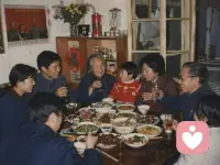 看着两张旧照片，忽然懂了老一辈的团圆。
桌上的菜多了，衣服亮了，不变的是举杯时的笑，和身边的人。
原来幸福从不是大起大落，而是寻常日子里，一家人整整齐齐，热热闹闹。配图